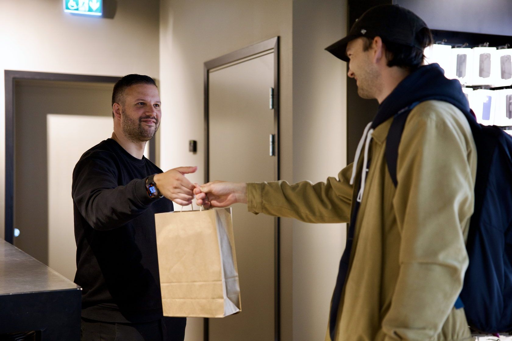 En nöjd kund vid disken i Attimos butik i Karlstad