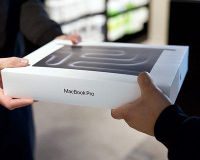 MacBook som levereras till ett företag i Karlstad