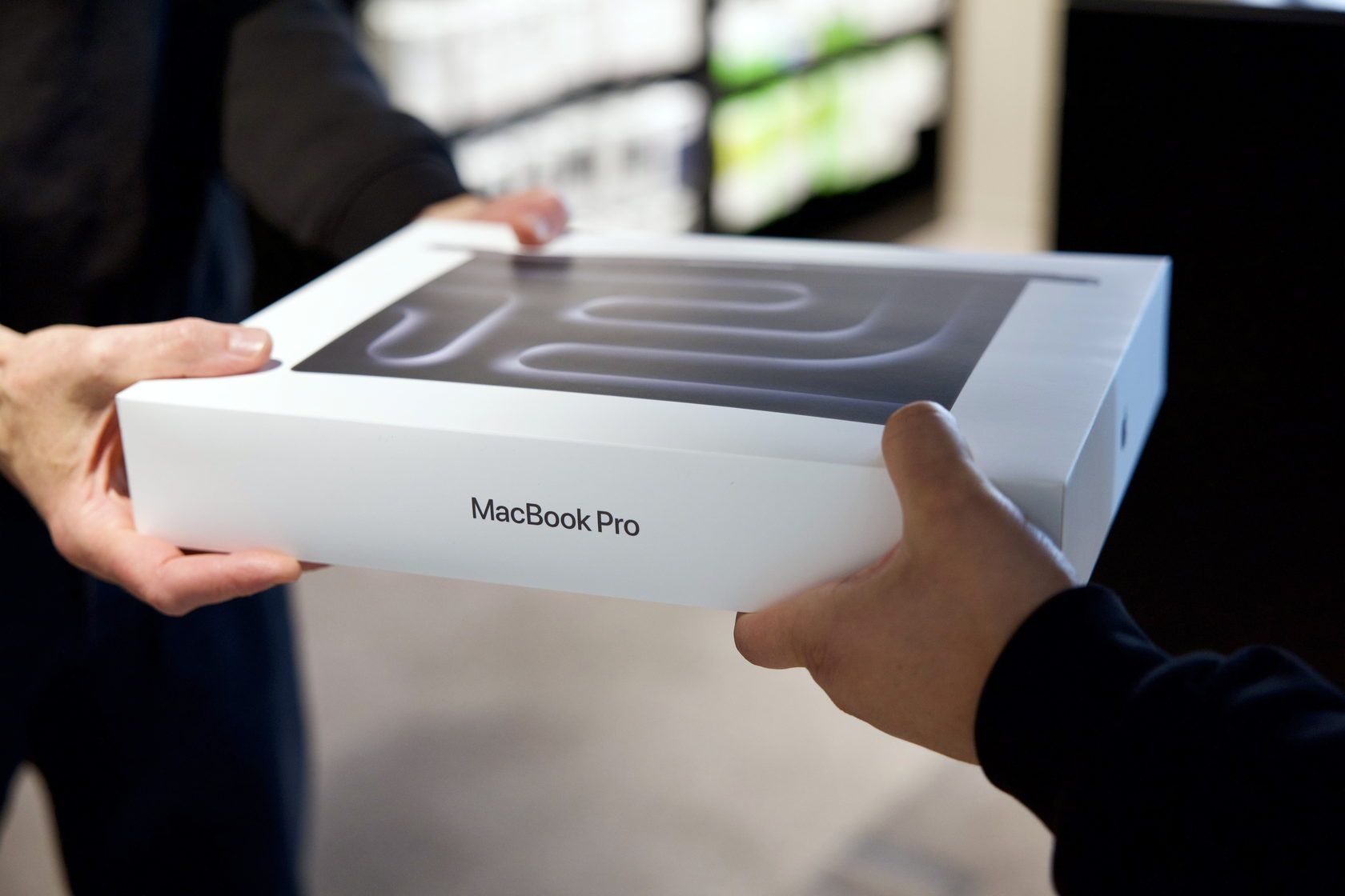 Överlämning av en MacBook Pro till företagskund hos Attimo i Karlstad