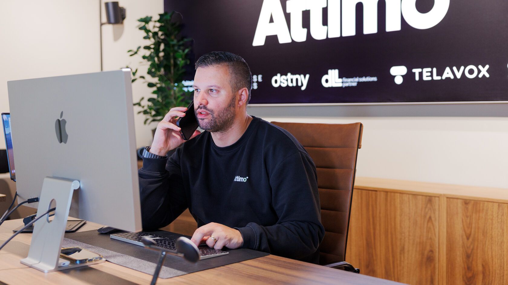 Attimos supportteam hjälper en kund via telefon