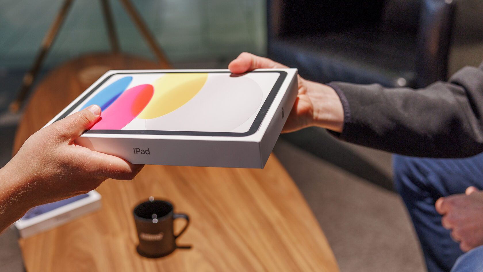 Medarbetare som använder iPad i butik och i fält