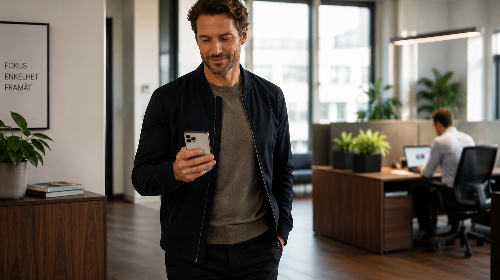 Medarbetare med hyrda iPhone i arbetet