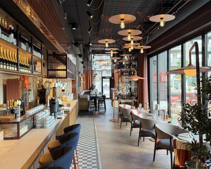 Bar och matsal med högtalare placerade för jämn ljudtäckning