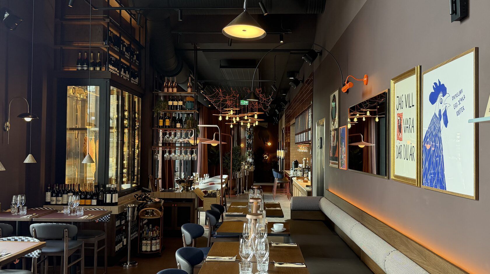 Ljudanläggning installerad i restaurangmiljö i Karlstad, högtalare monterade på vägg