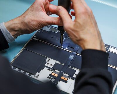 Felsökning av en MacBook i Attimos serviceverkstad