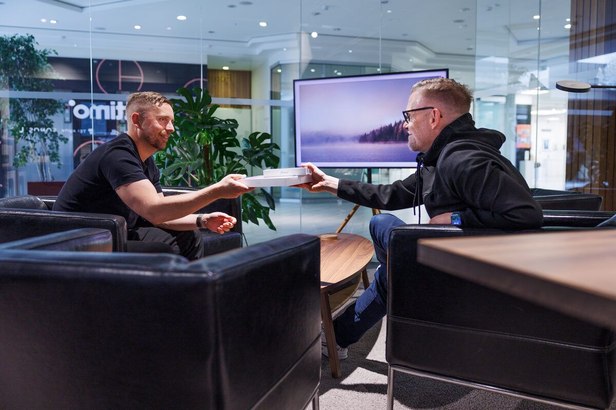 Genomgång av en iPad tillsammans med en kund hos Attimo