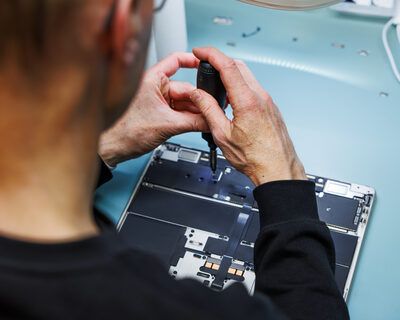 Verktyg och arbetsbänk i Attimos serviceverkstad