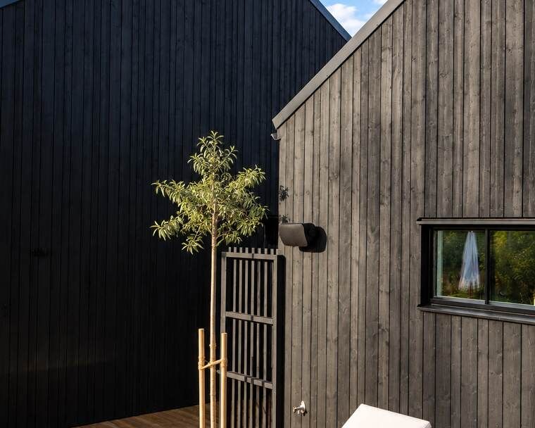 Sonance utomhushögtalare monterad på husets hörn, installation på Hammarö
