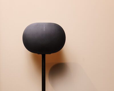Sonos-högtalare på golvstativ i Attimos företagsbutik i Karlstad