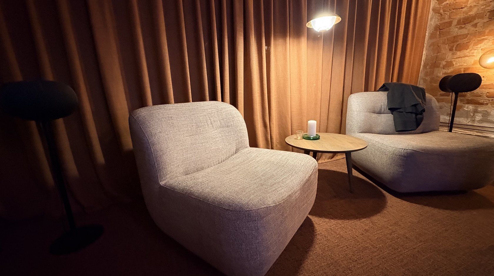 Sonos-högtalare på golvstativ i en loungemiljö