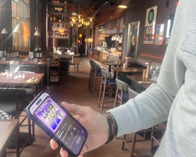 Personal styr musiken i restaurangen från app i telefonen