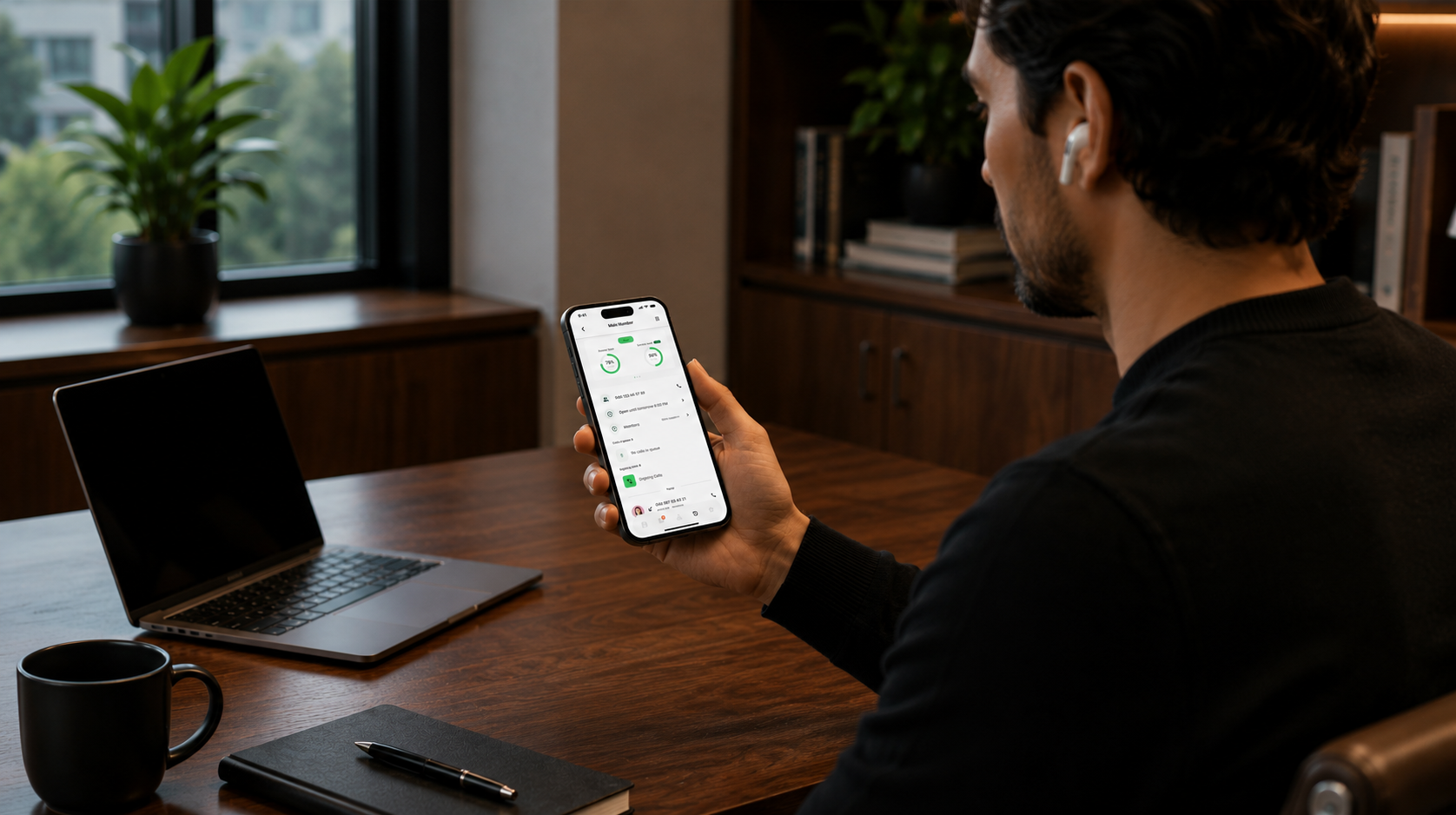 Medarbetare som använder Telavox-appen för samtal och chatt