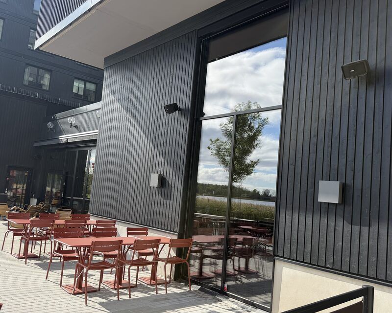 Väderklassad högtalare på fasaden mot uteserveringen i Tullholmsviken